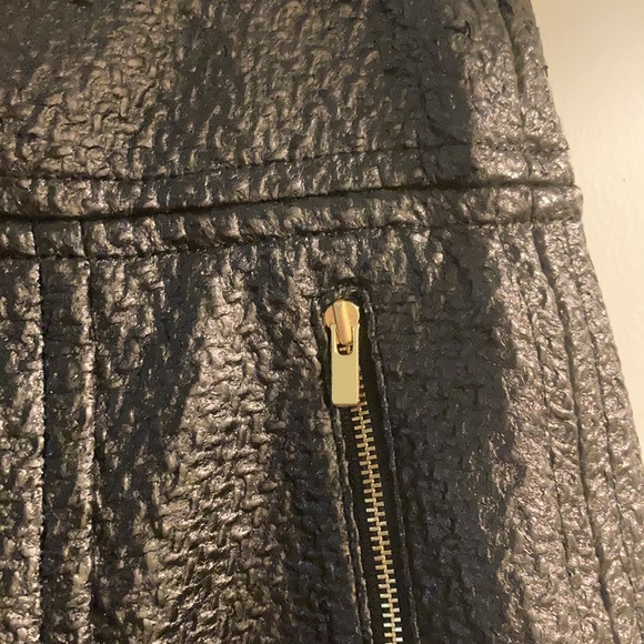 Banana Republic faux-leather pleated skirt - Picture 3 of 3